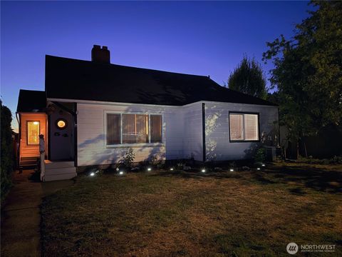 Photo of 54 SW 7th Street, Chehalis, WA 98532 (MLS # 2416098)