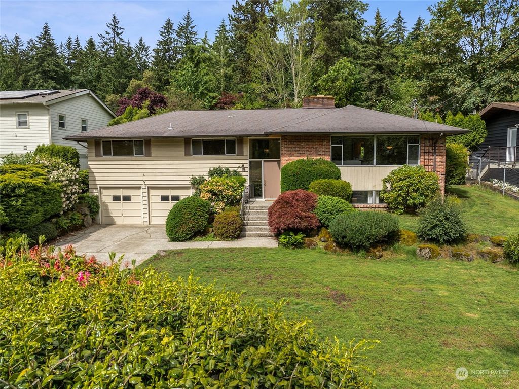 Photo of 135 129th Avenue NE, Bellevue, WA 98005 (MLS # 2252408)