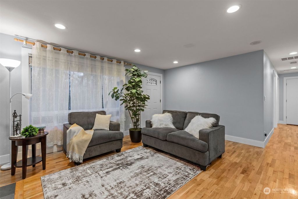 Photo of 15608 SE 128th Street, Renton, WA 98059 (MLS # 2188544)