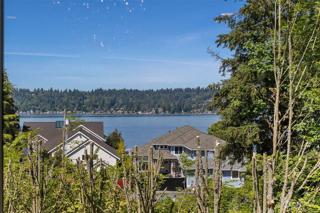 Photo of 436 E Lake Sammamish Parkway SE, Sammamish, WA 98074 (MLS # 2275033)