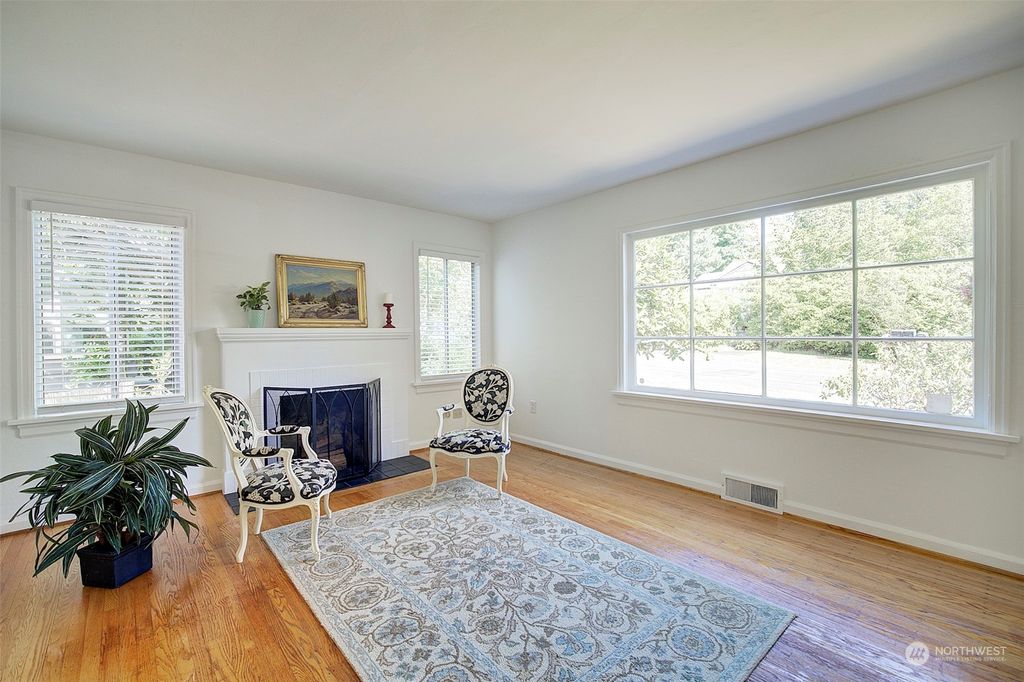 Photo of 11505 40th Avenue NE, Seattle, WA 98125 (MLS # 2277736)