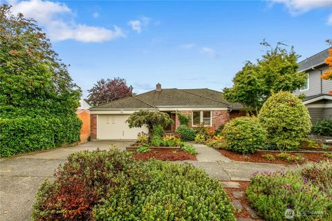 Photo of 6015 Wellesley Way NE, Seattle, WA 98115 (MLS # 2487108)