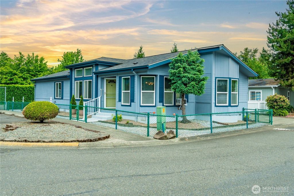 Photo of 15400 SE 155th Place #1, Renton, WA 98058 (MLS # 2538561)