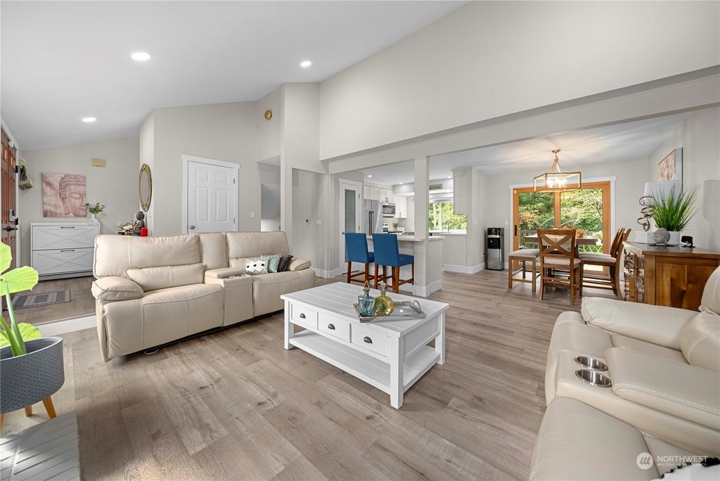 Photo of 32407 6th Avenue SW, Federal Way, WA 98023 (MLS # 2302340)