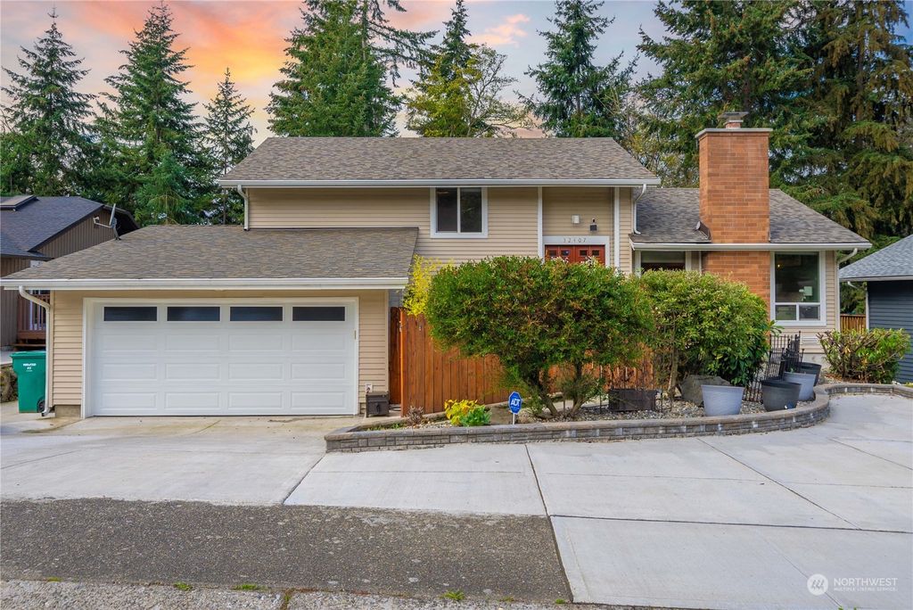 Photo of 32407 6th Avenue SW, Federal Way, WA 98023 (MLS # 2302340)
