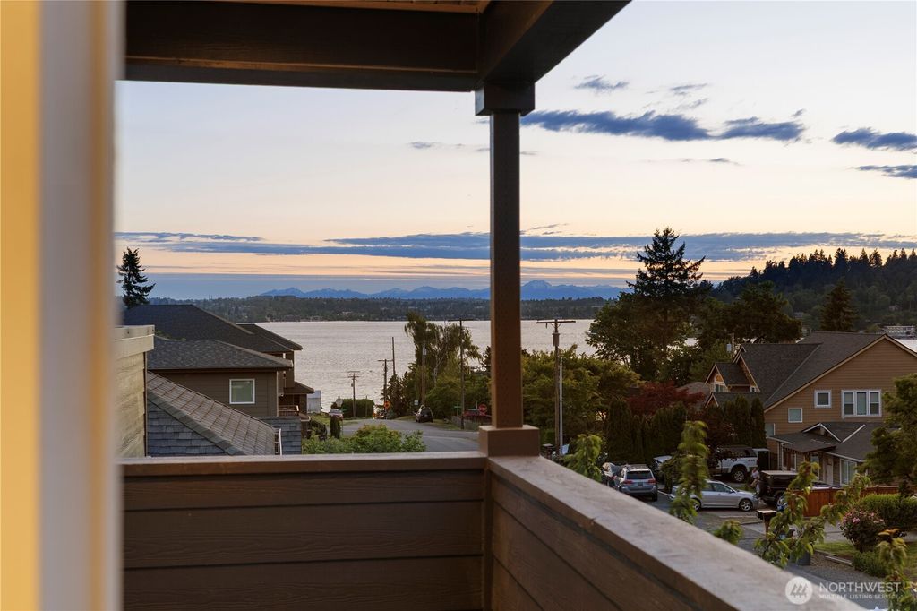 Photo of 1005 N 33rd Street, Renton, WA 98056 (MLS # 2384785)