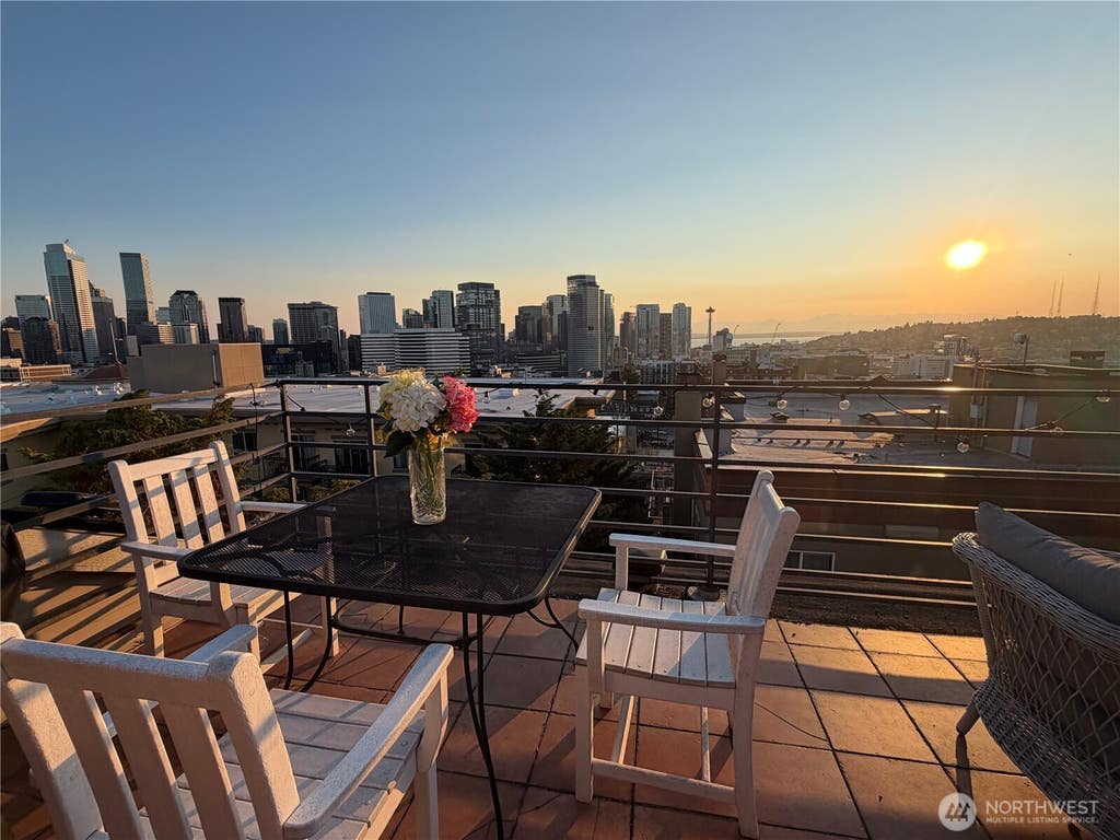 Photo of 712 E Denny Way #401, Seattle, WA 98122 (MLS # 2558369)