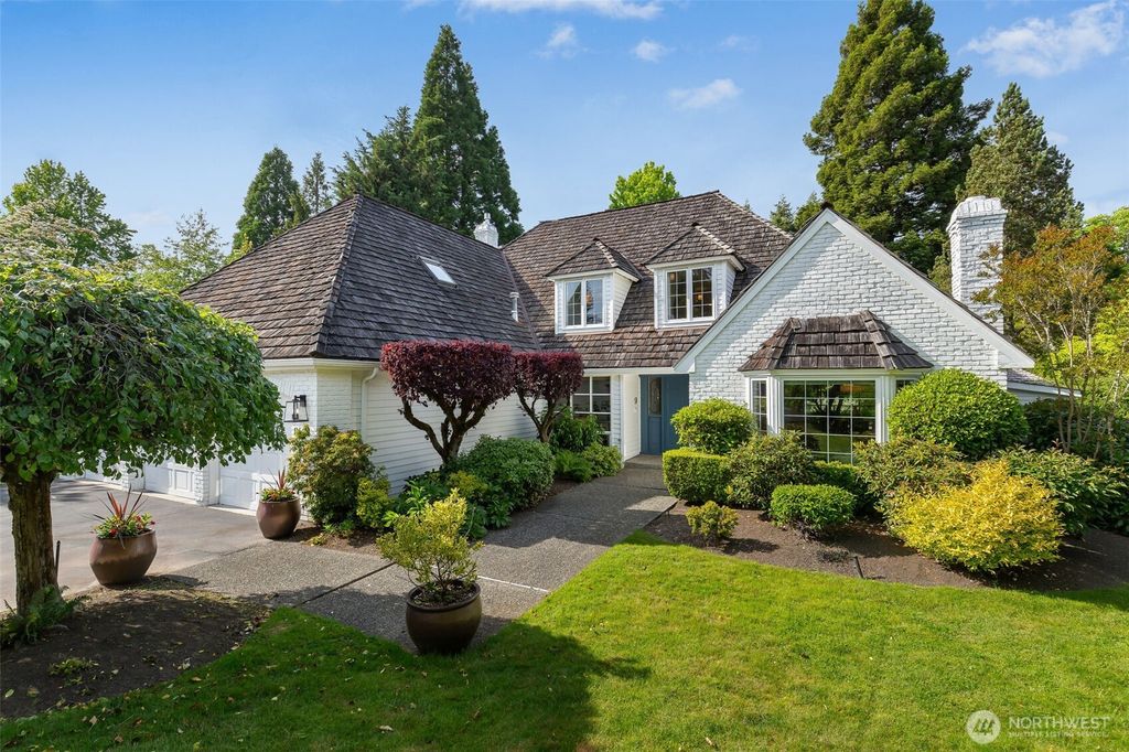 Photo of 8604 NE 10th Street, Medina, WA 98039 (MLS # 2374355)