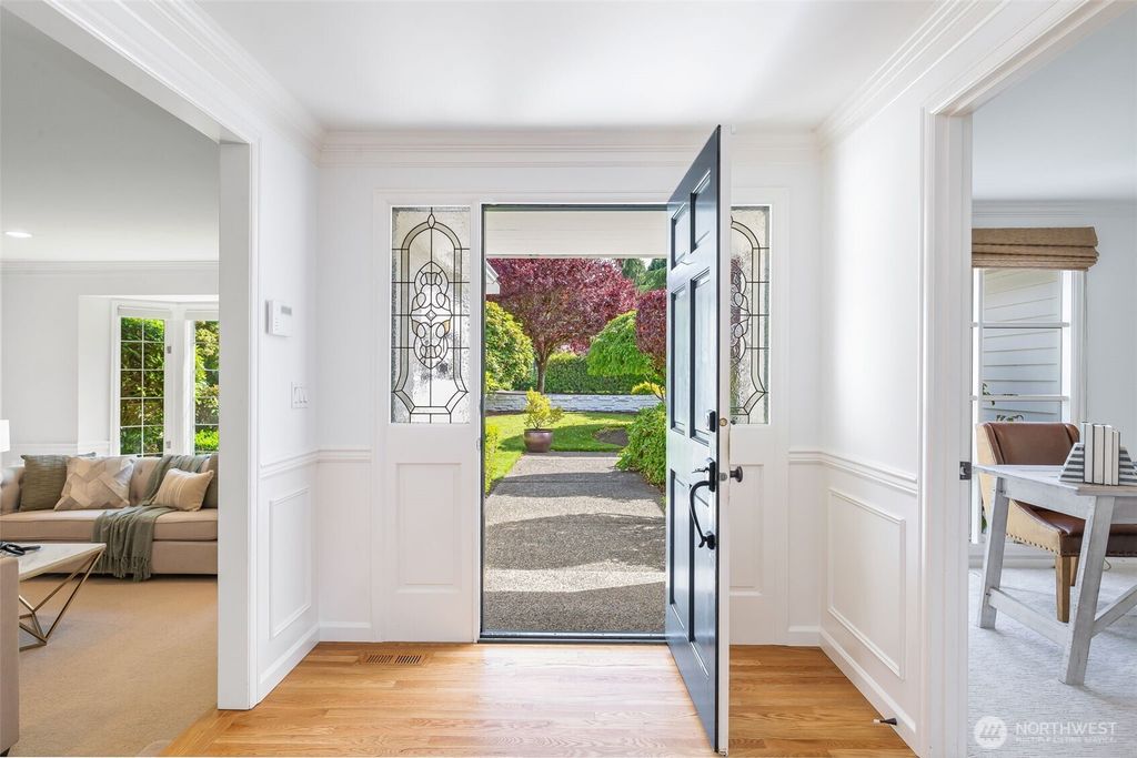 Photo of 8604 NE 10th Street, Medina, WA 98039 (MLS # 2374355)