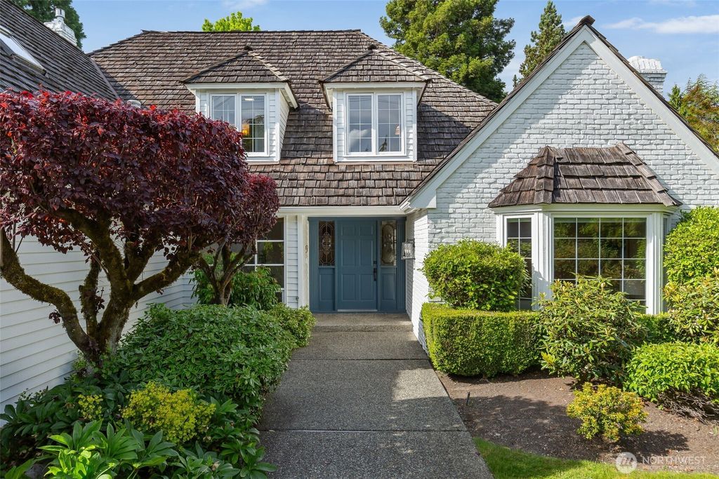 Photo of 8604 NE 10th Street, Medina, WA 98039 (MLS # 2374355)