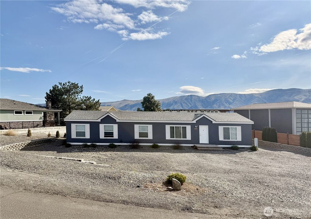 Photo of 401 Peachtree Place SW, Mattawa, WA 99349 (MLS # 2489558)
