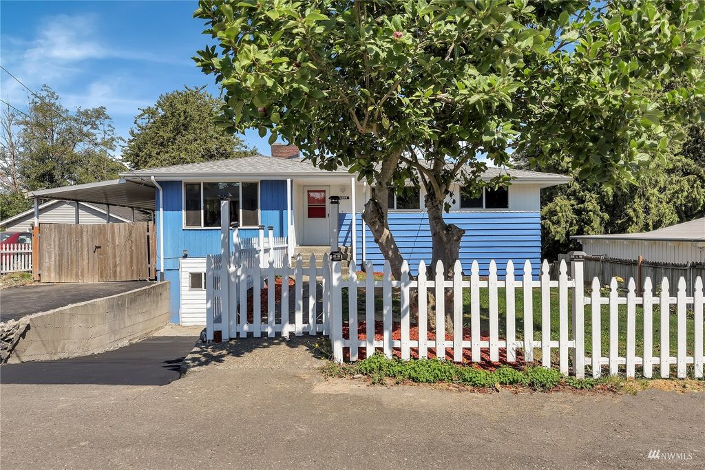 Photo of 4306 S 140TH Street, Tukwila, WA 98168 (MLS # 1988534)