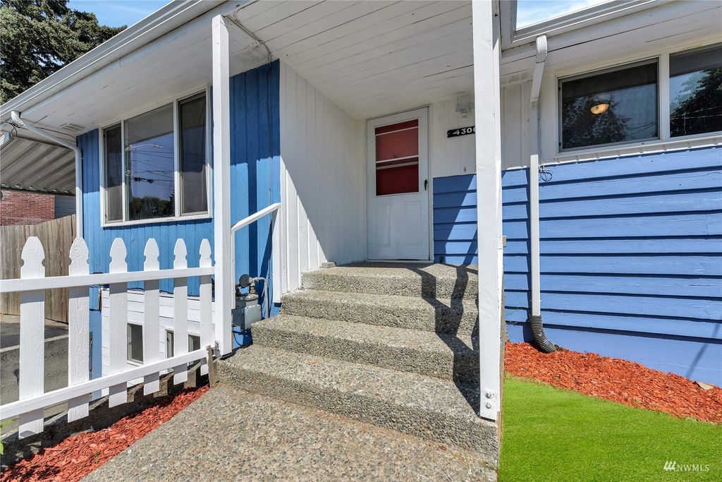 Photo of 4306 S 140TH Street, Tukwila, WA 98168 (MLS # 1988534)