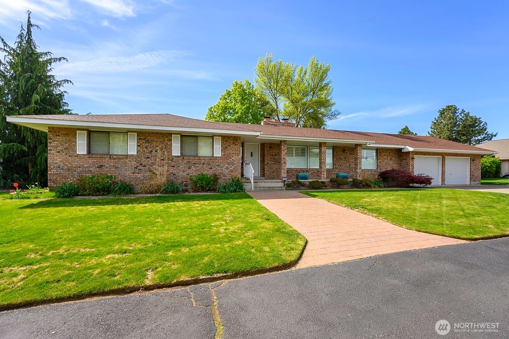 Photo of 725 Canterbury Road NW, Soap Lake, WA 98851 (MLS # 2512492)