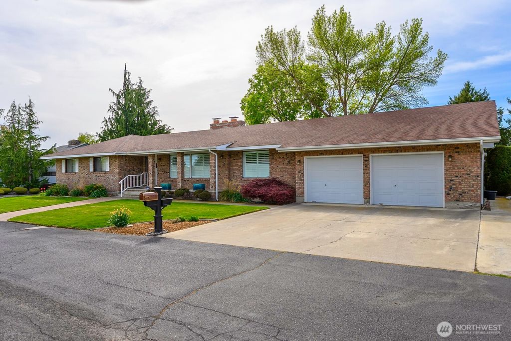 Photo of 725 Canterbury Road NW, Soap Lake, WA 98851 (MLS # 2512492)