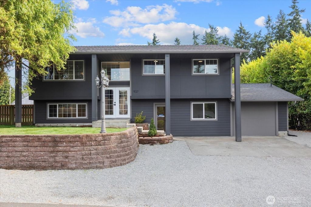 Photo of 927 S 304th Street, Federal Way, WA 98003 (MLS # 2417198)
