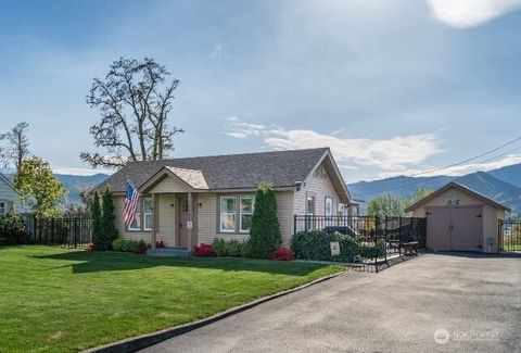 Photo of 1104 N Baker Ave, East Wenatchee, WA 90880 (MLS # 2511295)