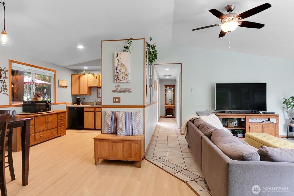 Photo of 12419 NE 107th Place, Kirkland, WA 98033 (MLS # 2467798)