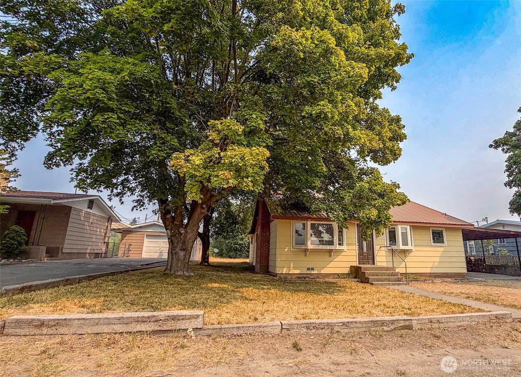 Photo of 1123 Central Avenue, Oroville, WA 98844 (MLS # 2568635)