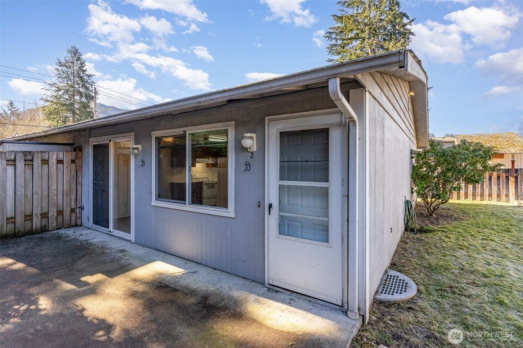 Photo of 300 SE Andrews Street, Issaquah, WA 98027 (MLS # 2332504)