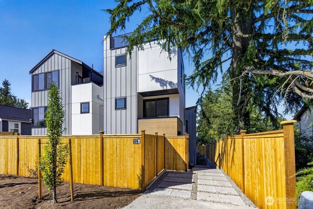Photo of 1218 NE 100th Street, Seattle, WA 98125 (MLS # 2578307)