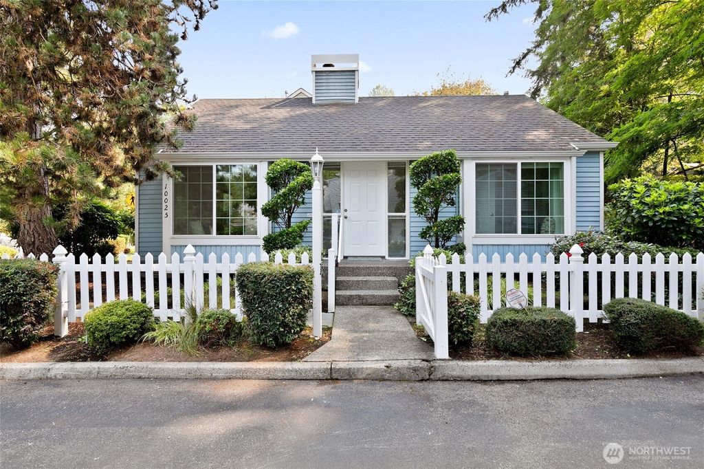 Photo of 10025 NE 129th Place, Kirkland, WA 98034 (MLS # 2505810)