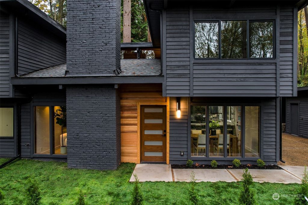 Photo of 10020 Redmond Woodinville Street NE, Redmond, WA 98052 (MLS # 2061464)