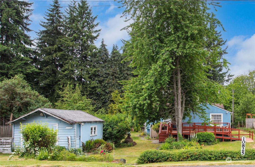 Photo of 10825 25th Avenue SW, Seattle, WA 98146 (MLS # 2060895)