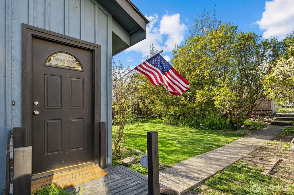 Photo of 506 W 12th Avenue, Ellensburg, WA 98926 (MLS # 2518815)