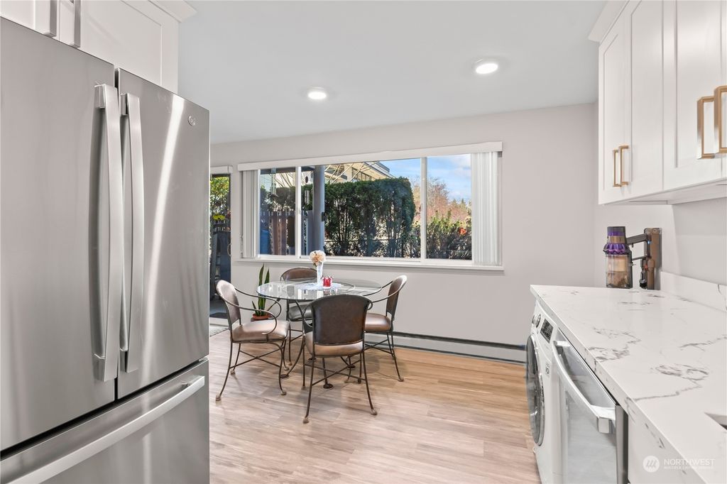 Photo of 14110 SE 17th Place #D5, Bellevue, WA 98007 (MLS # 2218704)