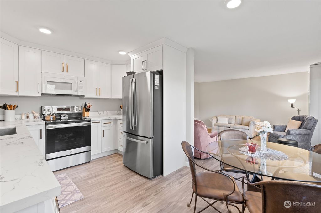 Photo of 14110 SE 17th Place #D5, Bellevue, WA 98007 (MLS # 2218704)