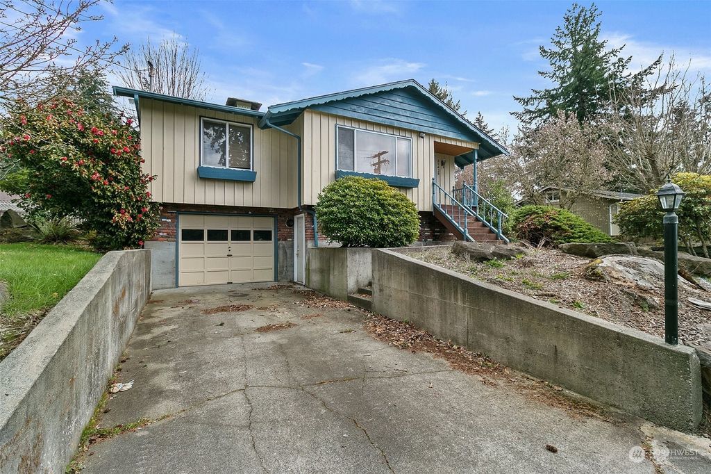 Photo of 31438 8th Avenue SW, Federal Way, WA 98023 (MLS # 2050365)