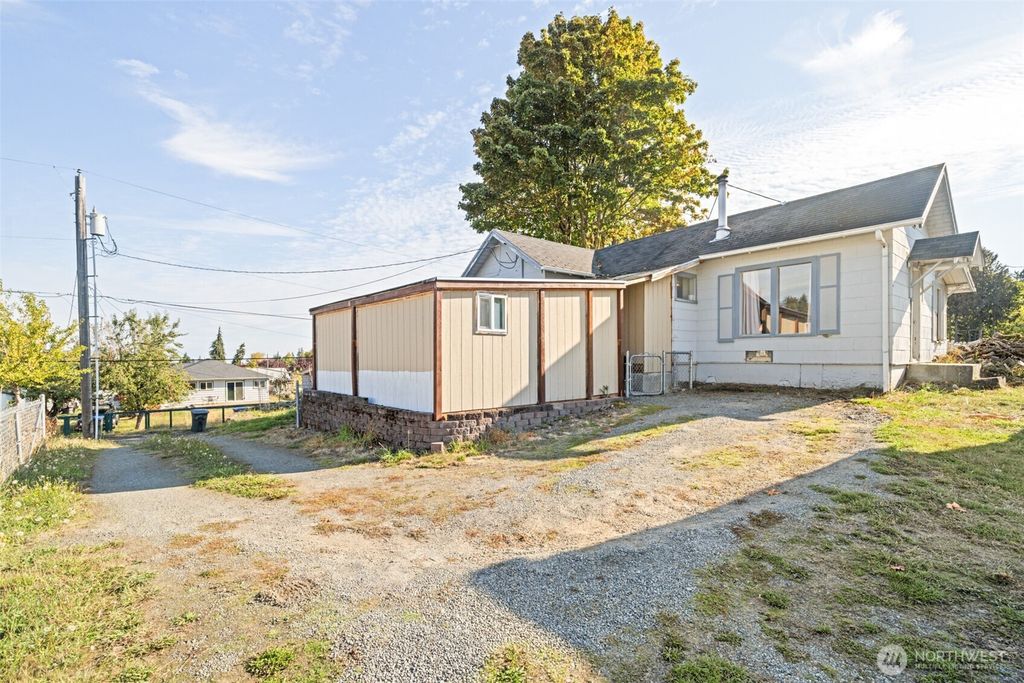 Photo of 817 W 13th Street, Port Angeles, WA 98363 (MLS # 2443613)