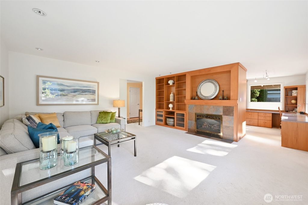 Photo of 15047 12th Street NE, Bellevue, WA 98007 (MLS # 2433404)