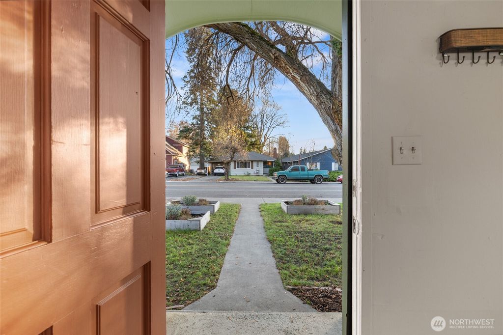 Photo of 805 E 5th Avenue, Ellensburg, WA 98926 (MLS # 2460831)