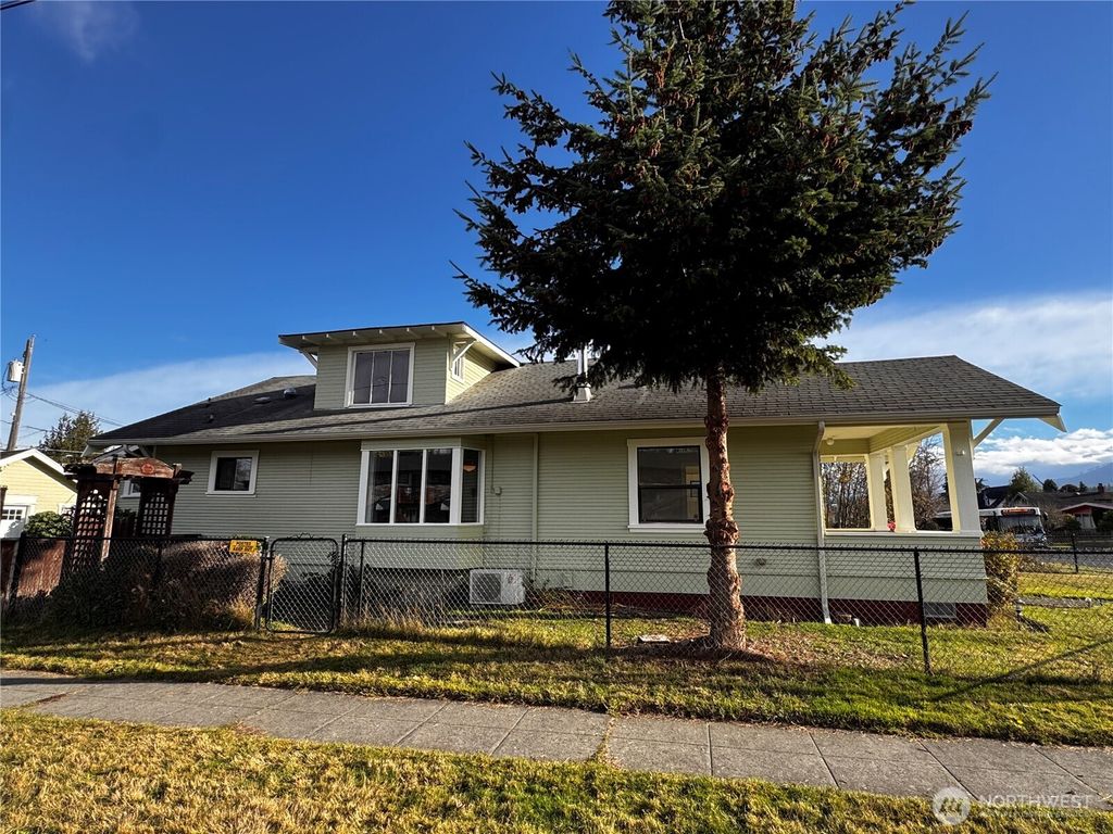 Photo of 239 W 5th Street, Port Angeles, WA 98362 (MLS # 2462762)
