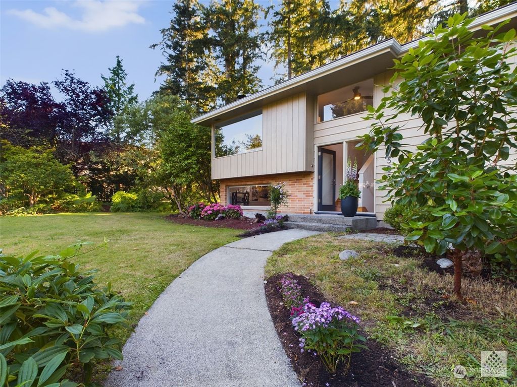 Photo of 7505 124th Ave NE Ave NE, Kirkland, WA 98033 (MLS # 2260933)