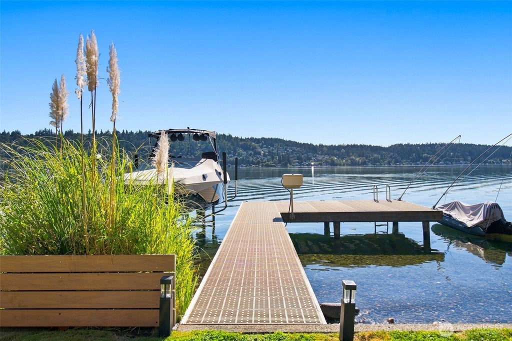 Photo of 2002 W Lake Sammamish Parkway NE, Redmond, WA 98052 (MLS # 2587216)