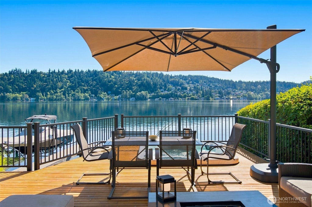 Photo of 2002 W Lake Sammamish Parkway NE, Redmond, WA 98052 (MLS # 2587216)