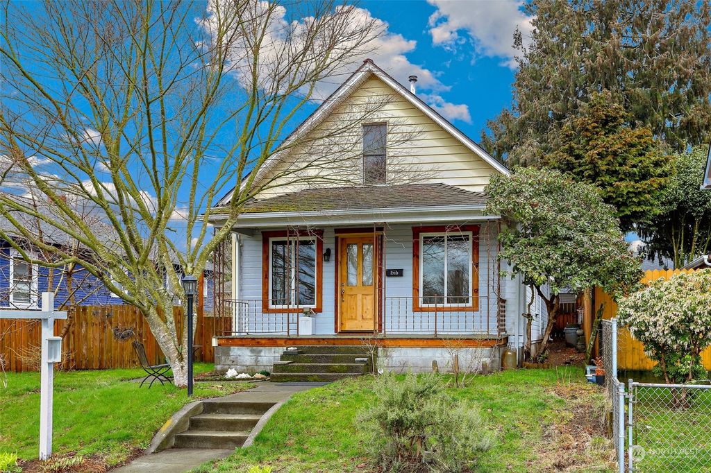 Photo of 1916 Rockefeller Avenue, Everett, WA 98201 (MLS # 2040848)