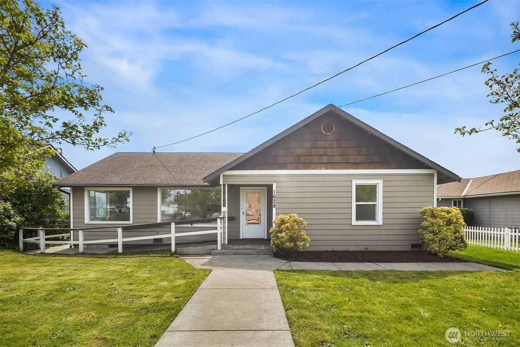 Photo of 1628 Grove Street, Marysville, WA 98270 (MLS # 2516625)