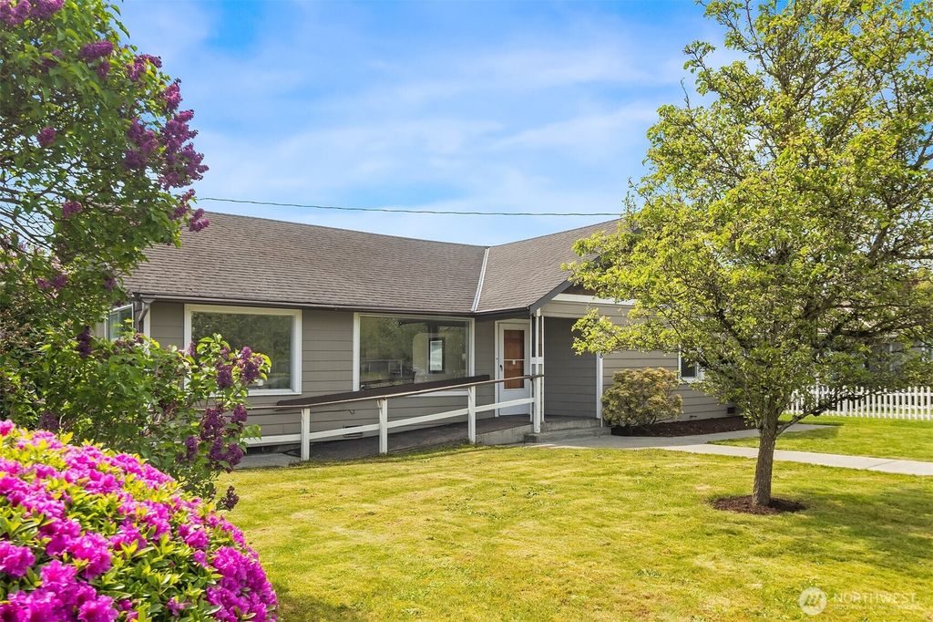 Photo of 1628 Grove Street, Marysville, WA 98270 (MLS # 2516625)