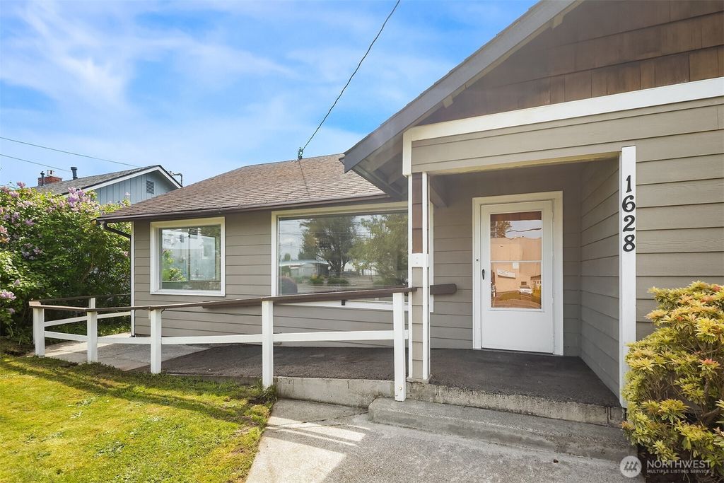Photo of 1628 Grove Street, Marysville, WA 98270 (MLS # 2516625)