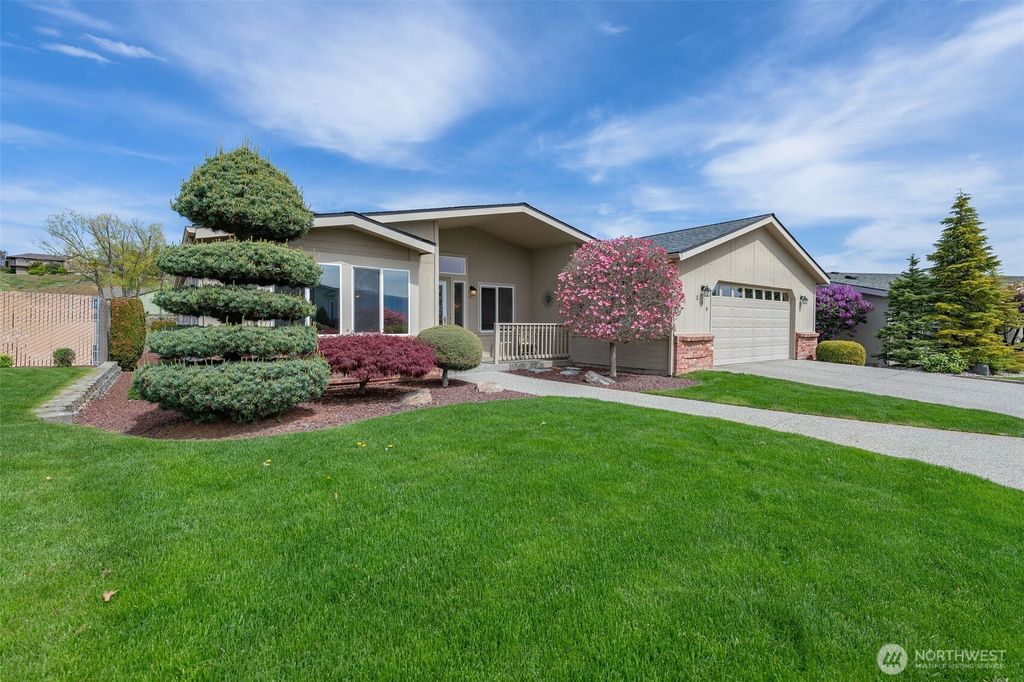 Photo of 586 Canyon Drive #70, East Wenatchee, WA 98802 (MLS # 2512878)