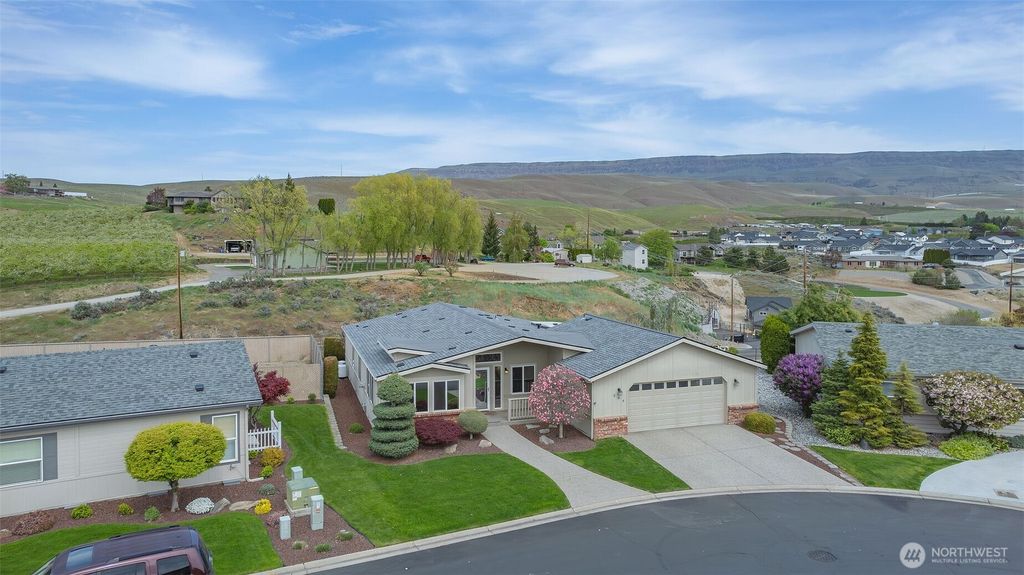 Photo of 586 Canyon Drive #70, East Wenatchee, WA 98802 (MLS # 2512878)