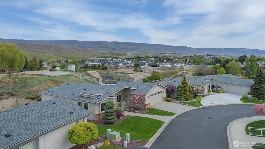 Photo of 586 Canyon Drive #70, East Wenatchee, WA 98802 (MLS # 2512878)