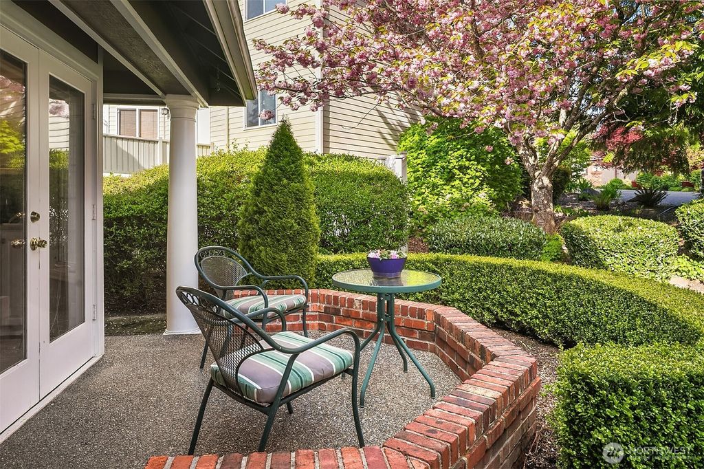 Photo of 4127 257th Court SE, Sammamish, WA 98029 (MLS # 2373628)