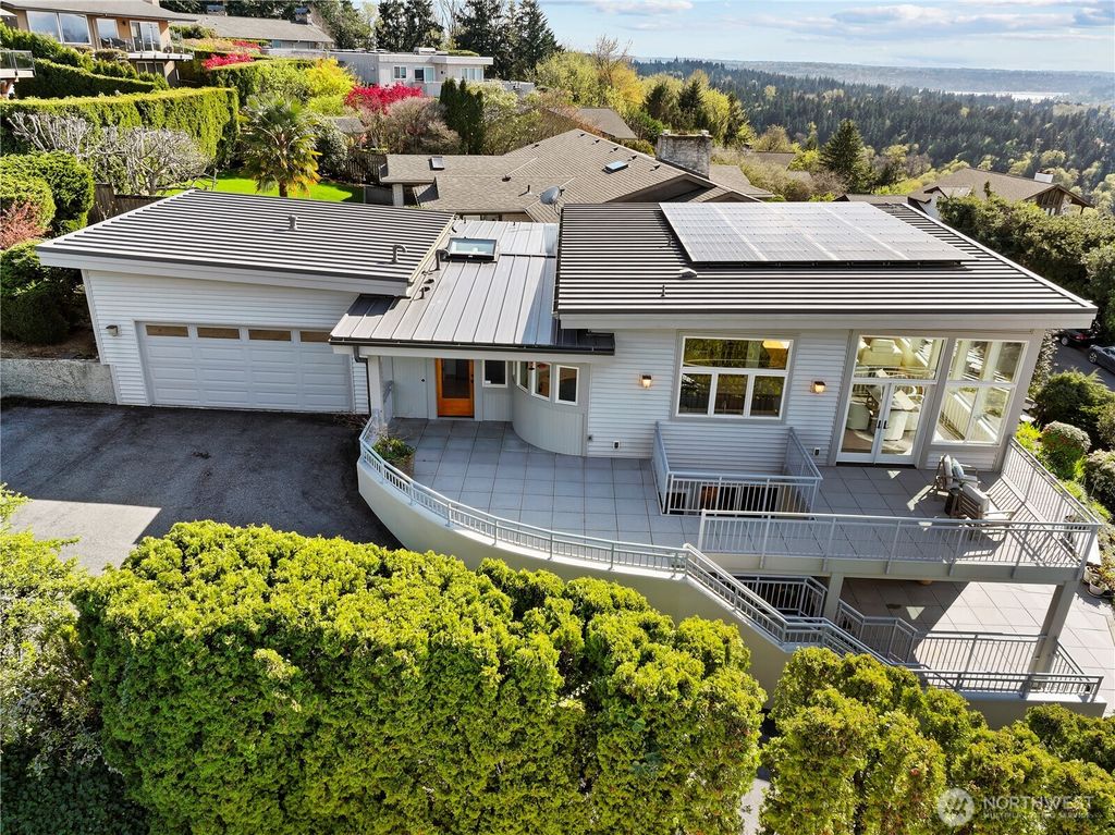 Photo of 4640 Somerset Place SE, Bellevue, WA 98006 (MLS # 2510510)