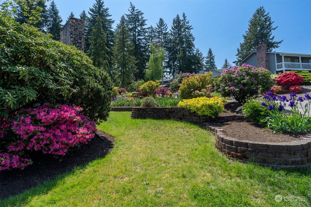Photo of 213 SW 325th Place, Federal Way, WA 98023 (MLS # 2076988)