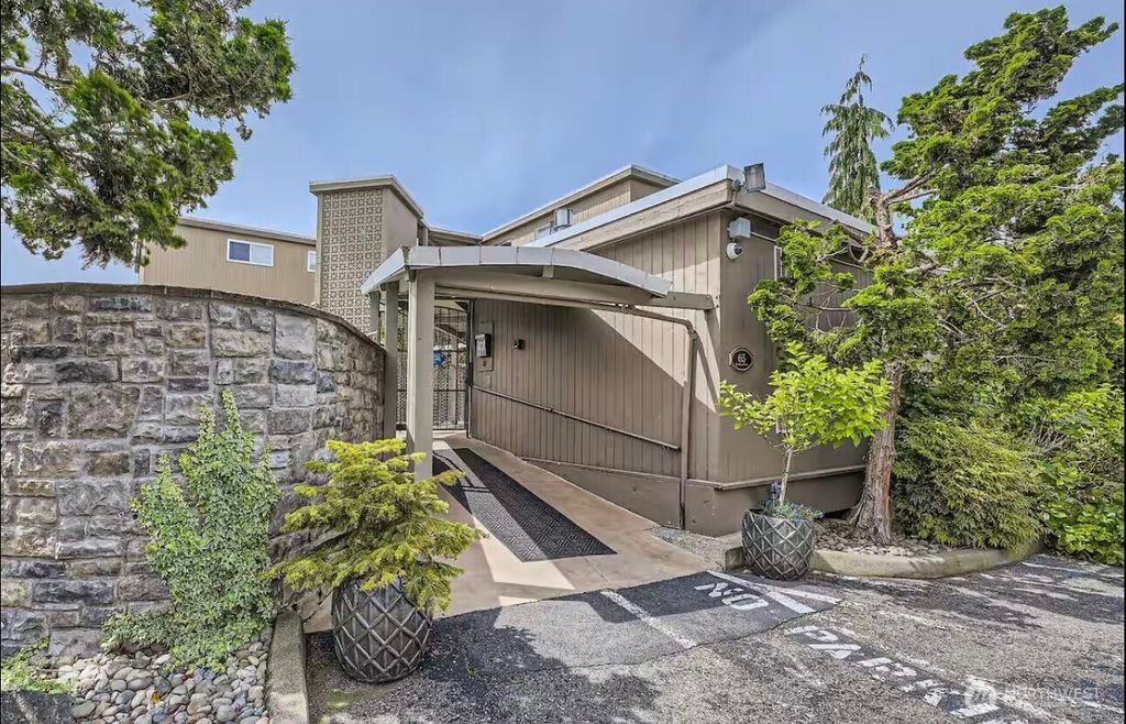 Photo of 65 Kirkland Avenue #302, Kirkland, WA 98033 (MLS # 2510677)